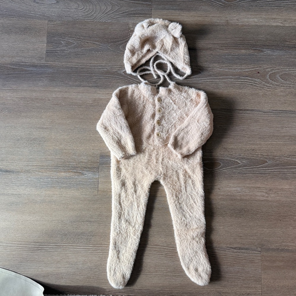 NWOT BABY Beige fluffy bear footed coveralls with matching hat